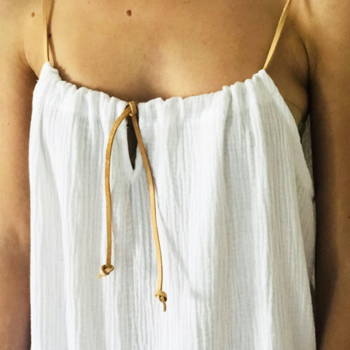 Tout en gaze de coton et lien de cuir coulissant, la robe LOU IDA DEGLIAME blanche est facile à porter.