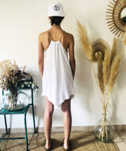 La robe LOU Unie IDA DEGLIAME blanche se porte plus ou moins plissée en fonction de votre morphologie.
