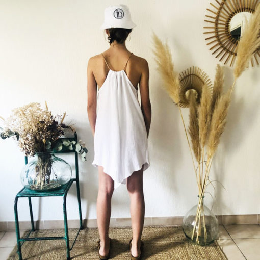 La robe LOU Unie IDA DEGLIAME blanche se porte plus ou moins plissée en fonction de votre morphologie.