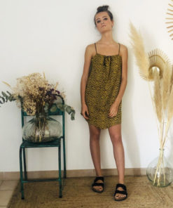 La robe LOU Léopard jaune IDA DEGLIAME, de la collection sauvage est légère comme une seconde peau.