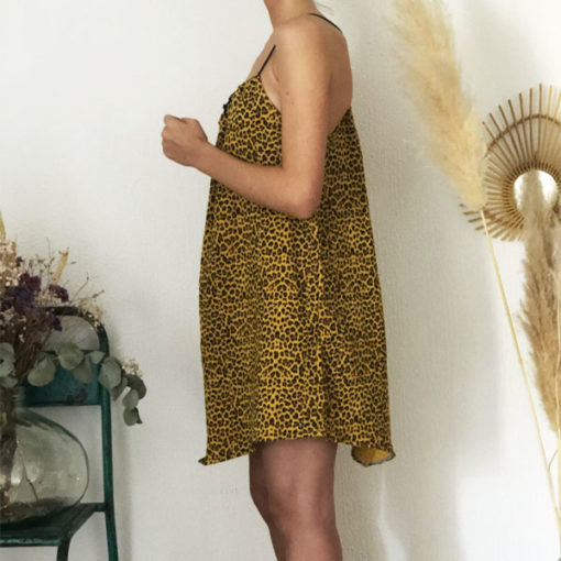 La robe LOU Léopard jaune IDA DEGLIAME se porte plus ou moins plissée en fonction de votre morphologie.