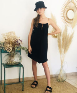 La robe LOU Unie IDA DEGLIAME noire de la collection sauvage, est légère comme une seconde peau.