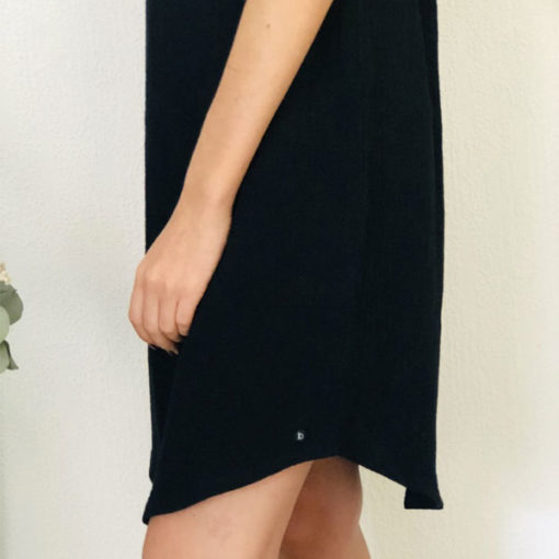 La robe LOU Unie IDA DEGLIAME noire est en taille unique et est fabriquée en France