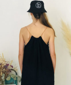 La robe LOU Unie IDA DEGLIAME noire se porte plus ou moins plissée en fonction de votre morphologie.