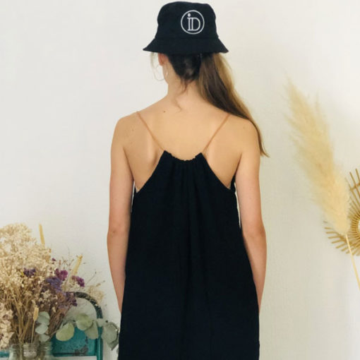 La robe LOU Unie IDA DEGLIAME noire se porte plus ou moins plissée en fonction de votre morphologie.