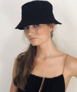 Tout en gaze de coton et lien de cuir coulissant, la robe LOU IDA DEGLIAME noire est facile à porter.