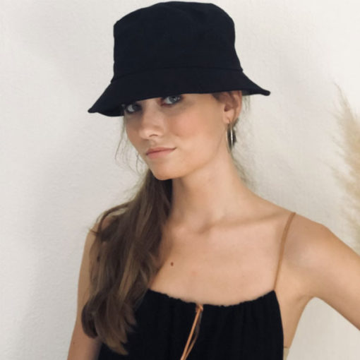 Tout en gaze de coton et lien de cuir coulissant, la robe LOU IDA DEGLIAME noire est facile à porter.