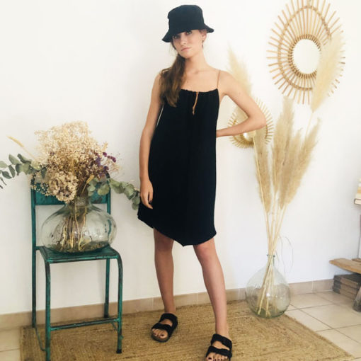 La robe LOU Unie IDA DEGLIAME noire de la collection sauvage, est légère comme une seconde peau.
