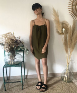 La robe LOU Unie IDA DEGLIAME olive, de la collection sauvage, est légère comme une seconde peau.