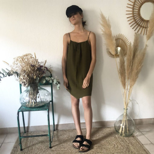 La robe LOU Unie IDA DEGLIAME olive, de la collection sauvage, est légère comme une seconde peau.