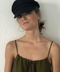 Tout en gaze de coton et lien de cuir coulissant, la robe LOU IDA DEGLIAME olive est facile à porter.