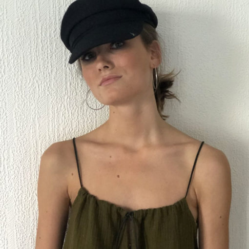 Tout en gaze de coton et lien de cuir coulissant, la robe LOU IDA DEGLIAME olive est facile à porter.