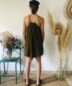 La robe LOU Unie IDA DEGLIAME olive se porte plus ou moins plissée en fonction de votre morphologie.
