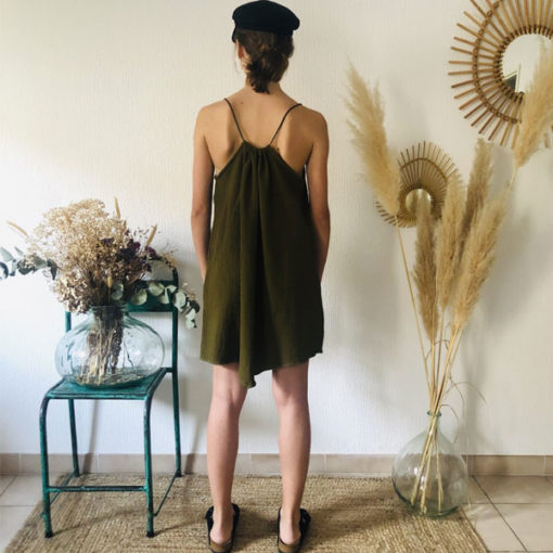 La robe LOU Unie IDA DEGLIAME olive se porte plus ou moins plissée en fonction de votre morphologie.