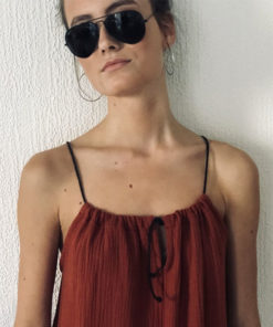 Tout en gaze de coton et lien de cuir coulissant, la robe LOU IDA DEGLIAME terracotta est facile à porter.