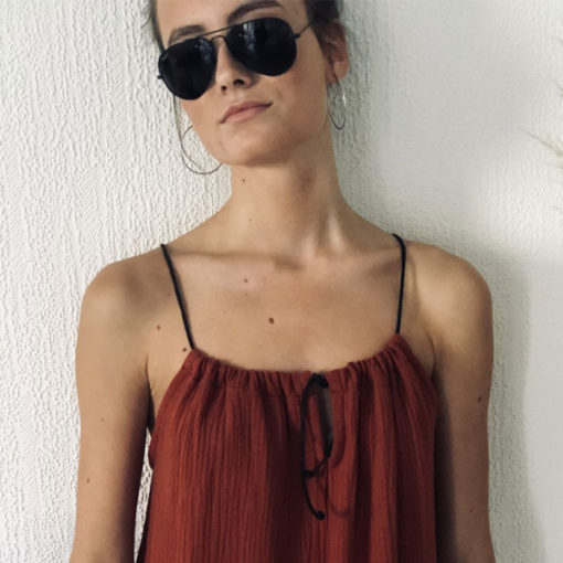 Tout en gaze de coton et lien de cuir coulissant, la robe LOU IDA DEGLIAME terracotta est facile à porter.