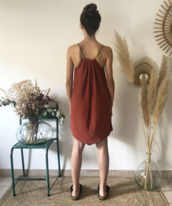 La robe LOU Unie IDA DEGLIAME terracotta se porte plus ou moins plissée en fonction de votre morphologie.