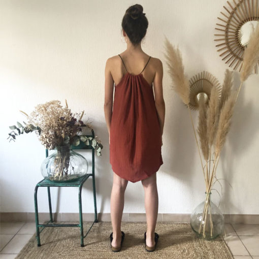 La robe LOU Unie IDA DEGLIAME terracotta se porte plus ou moins plissée en fonction de votre morphologie.