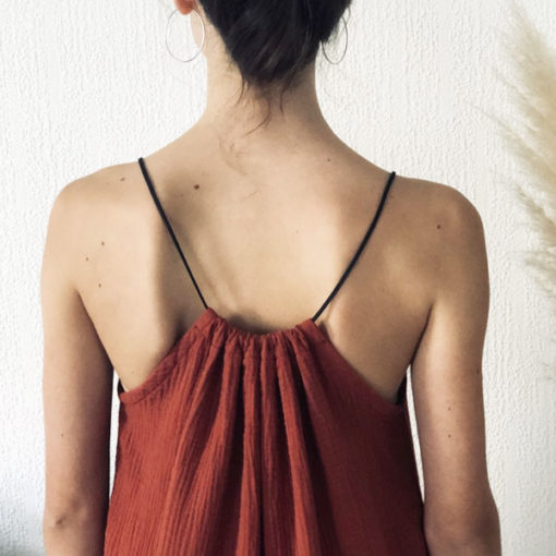 La robe LOU Unie IDA DEGLIAME terracotta est en taille unique et est fabriquée en France