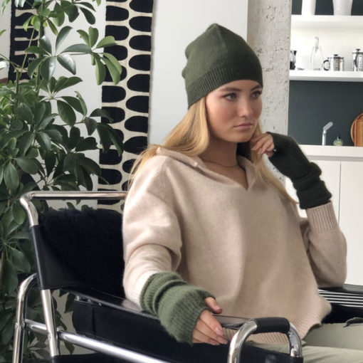 Le pull La Vareuse Amoureuse IDA DEGLIAME existe en cognac et peut s'associer avec le bonnet Anita Kaki