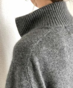 Le pull La Vareuse Amoureuse IDA DEGLIAME couleur gris se compose de 80 % cachemire, 15 % laine, 5 % viscose.