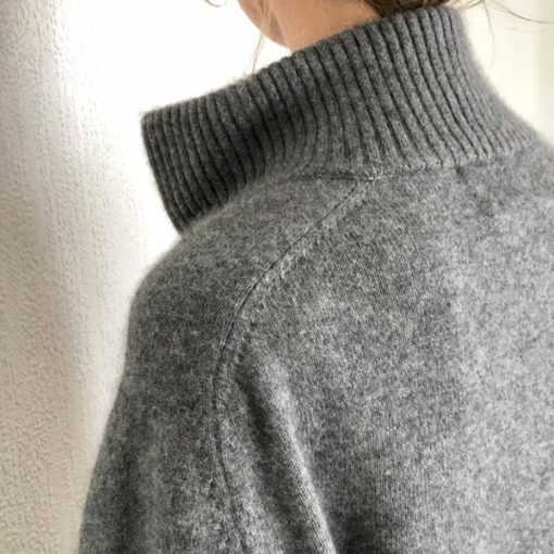 Le pull La Vareuse Amoureuse IDA DEGLIAME couleur gris se compose de 80 % cachemire, 15 % laine, 5 % viscose.