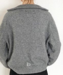 Le pull La Vareuse Amoureuse IDA DEGLIAME couleur gris vous offrira un style masculin féminin.