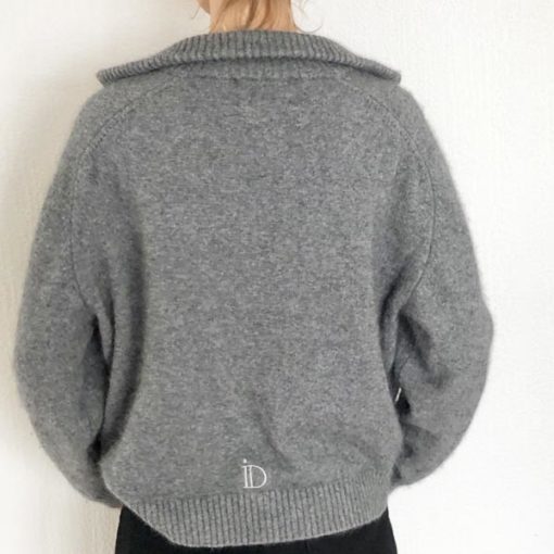 Le pull La Vareuse Amoureuse IDA DEGLIAME couleur gris vous offrira un style masculin féminin.