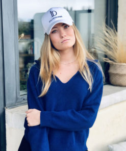 Le pull La Vareuse Amoureuse IDA DEGLIAME existe en bleu nuit et peut s'associer à la casquette ID