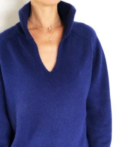 Le pull La Vareuse Amoureuse IDA DEGLIAME couleur marine léger est une taille unique, correspondant à une taille M.