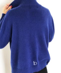 Le pull La Vareuse Amoureuse IDA DEGLIAME couleur marine léger se compose de 80 % cachemire, 15 % laine, 5 % viscose.