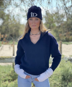 Le pull La Vareuse Amoureuse IDA DEGLIAME existe en bleu nuit et peut s'associer au bonnet Abysse