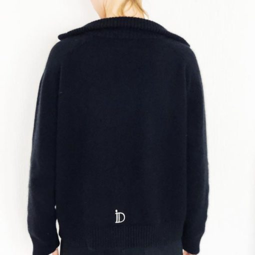 Le pull La Vareuse Amoureuse IDA DEGLIAME couleur noir vous offrira un style masculin féminin.