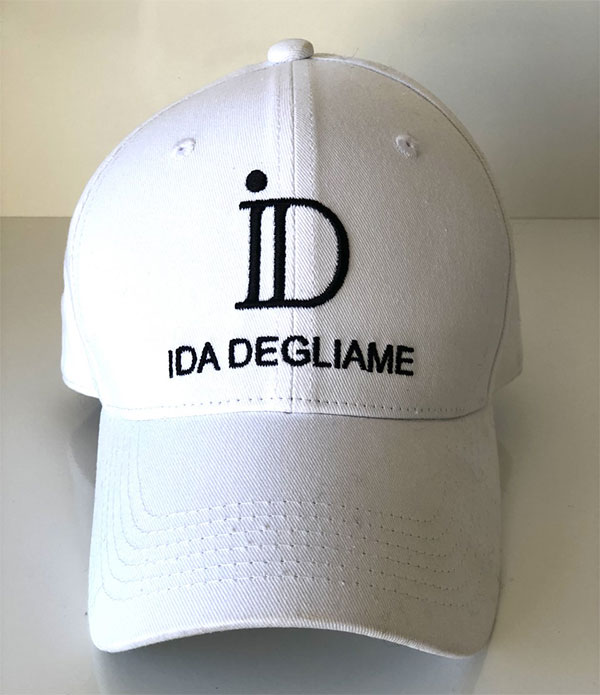 La casquette ID IDA DEGLIAME existe avec le logo ton sur ton ou en duo de couleur blanc et noir