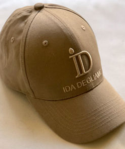 Pour un style urbain, chic, décontracté, sportif ou androgyne, optez pour la casquette ID IDA DEGLIAME à la forme base-ball. Taille unique,unisexe,réglable.100% coton.