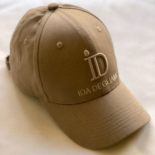 Pour un style urbain, chic, décontracté, sportif ou androgyne, optez pour la casquette ID IDA DEGLIAME à la forme base-ball. Taille unique,unisexe,réglable.100% coton.