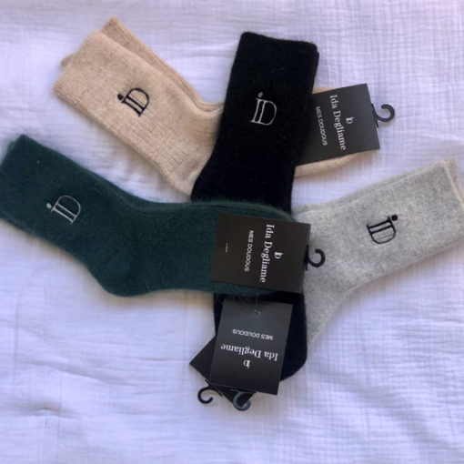 Les chaussettes MES DOUDOUS IDA DEGLIAME, toutes douces et chaudes, existent en noir, beige, gris clair et vert chrome.Taille unique. Unisexe.