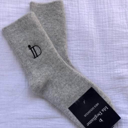 Les chaussettes Mes Doudous Ida Degliame sont composées de 30% laine vierge / 10 % cachemire / 10 % angora / 20% acrylique / 15% viscose / 15% polyamide.