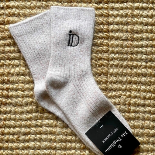 Les chaussettes Mes Doudous Ida Degliame sont composées de 30% laine vierge / 10 % cachemire / 10 % angora / 20% acrylique / 15% viscose / 15% polyamide.