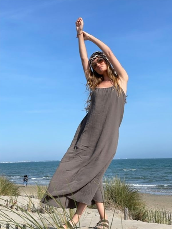 La robe CALI IDA DEGLIAME kaki grisé est parfaite pour la plage
