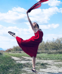 La robe dos nu CALI IDA DEGLIAME est légère grâce sa matière : la gaze de coton.