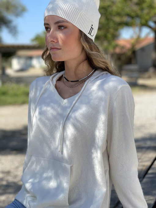Le pull Mon Hoodie Chéri IDA DEGLIAME existe en écru et peut s'associer au bonnet Anita