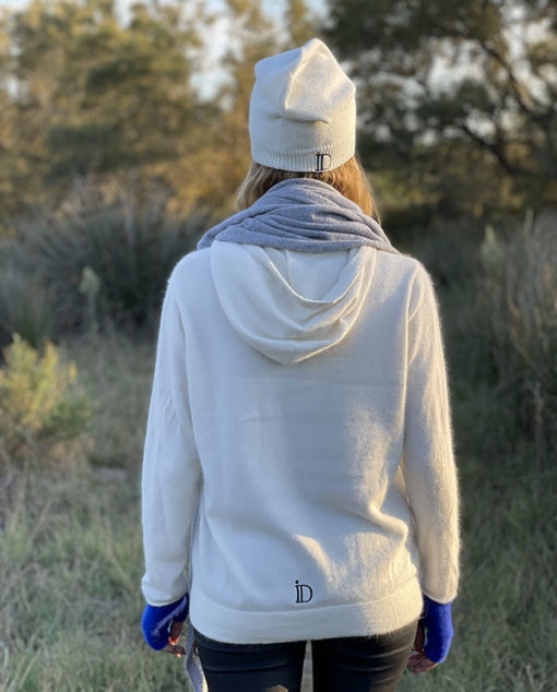 Détail chic pour le Pull Mon Hoodie Chéri IDA DEGLIAME écru : le logo ID noir en bas du dos