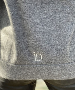 Détail chic pour le Pull Mon Hoodie Chéri IDA DEGLIAME gris : le logo ID blanc en bas du dos