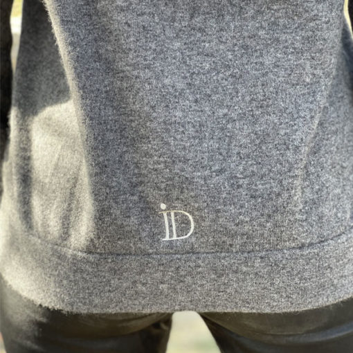 Détail chic pour le Pull Mon Hoodie Chéri IDA DEGLIAME gris : le logo ID blanc en bas du dos