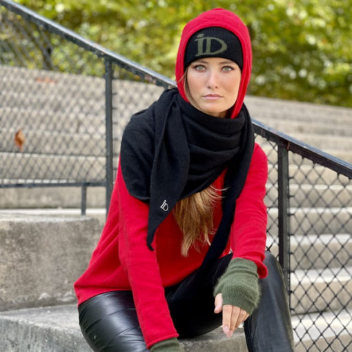 Le pull Mon Hoodie Chéri IDA DEGLIAME existe en rouge et peut s'associer à l'écharpe Romy noir