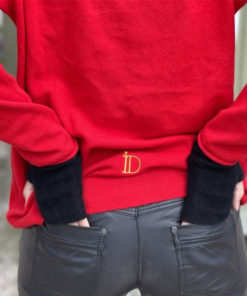 Détail chic pour le Pull Mon Hoodie Chéri IDA DEGLIAME rouge : le logo ID doré en bas du dos