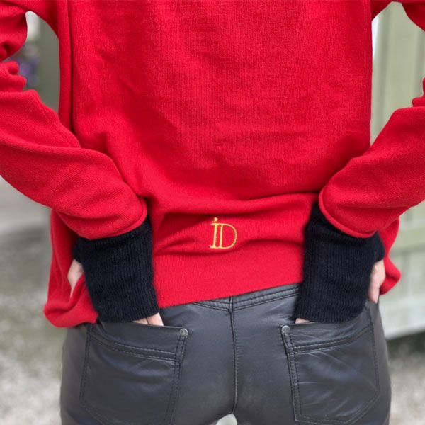 Détail chic pour le Pull Mon Hoodie Chéri IDA DEGLIAME rouge : le logo ID doré en bas du dos