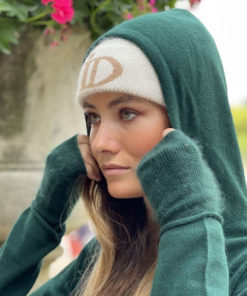 Le pull Mon Hoodie Chéri IDA DEGLIAME existe en vert foncé et peut s'associer au bonnet Abysse écru