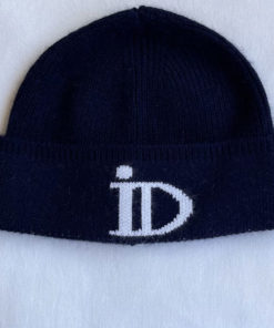 Le bonnet ABYSSE IDA DEGLIAME existe en 7 coloris : Nude logo écru, Écru logo camel, Marine logo écru, Noir logo écru, Noir logo camel, Noir logo kaki, Noir logo gris anthracite.